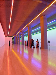 Lichtinstallation  Dan Flavin  "Untitled (For Ksenija)  (©Foto. Ingrid Grossmann)